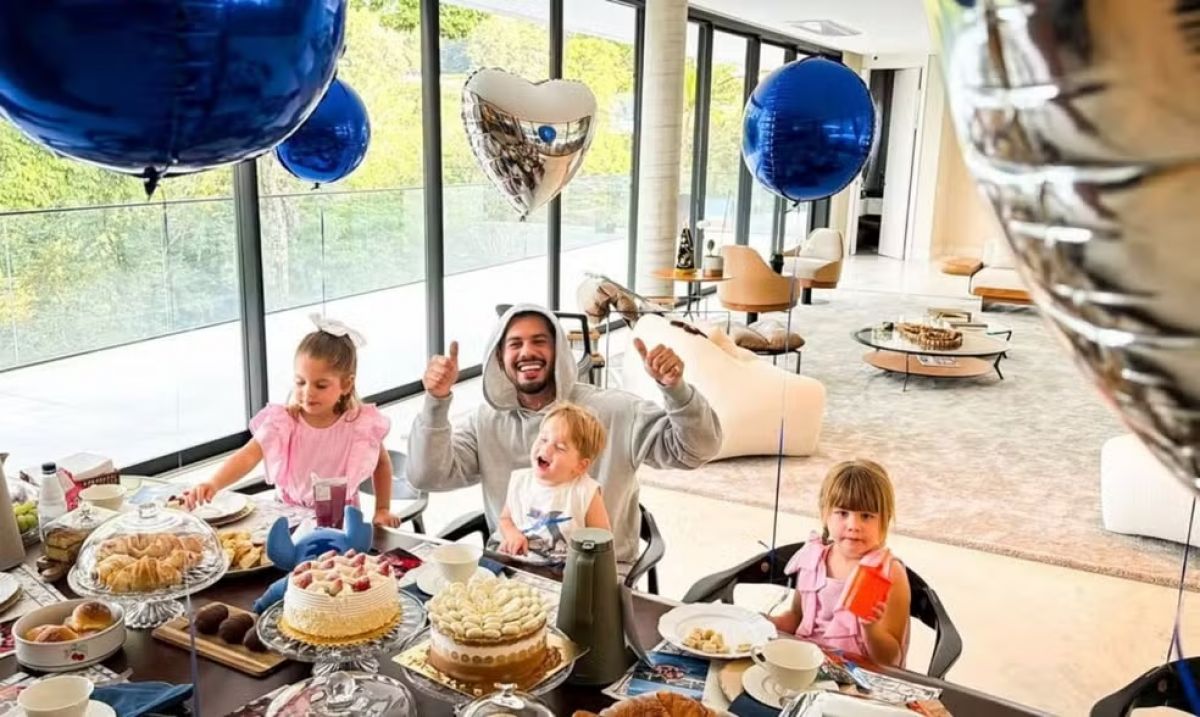 Zé Felipe comemora aniversário com os filhos em Goiânia